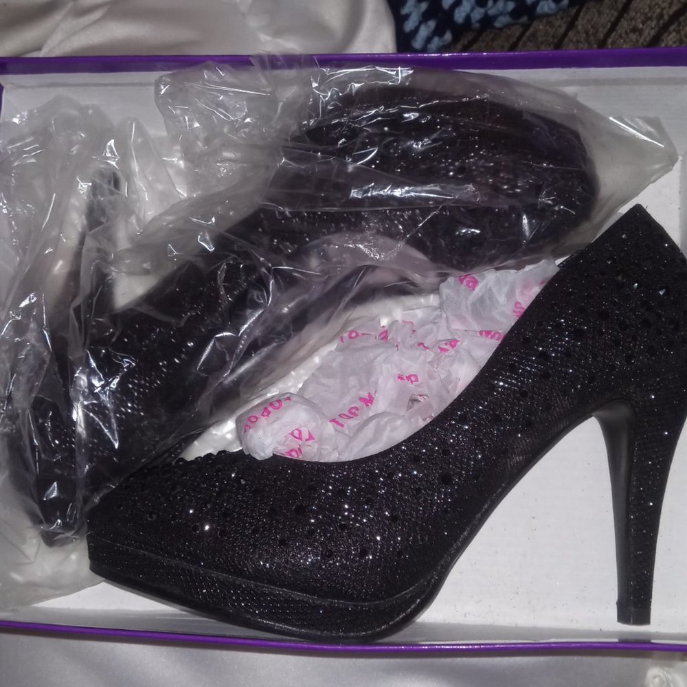 Size 8 sequin black pumps